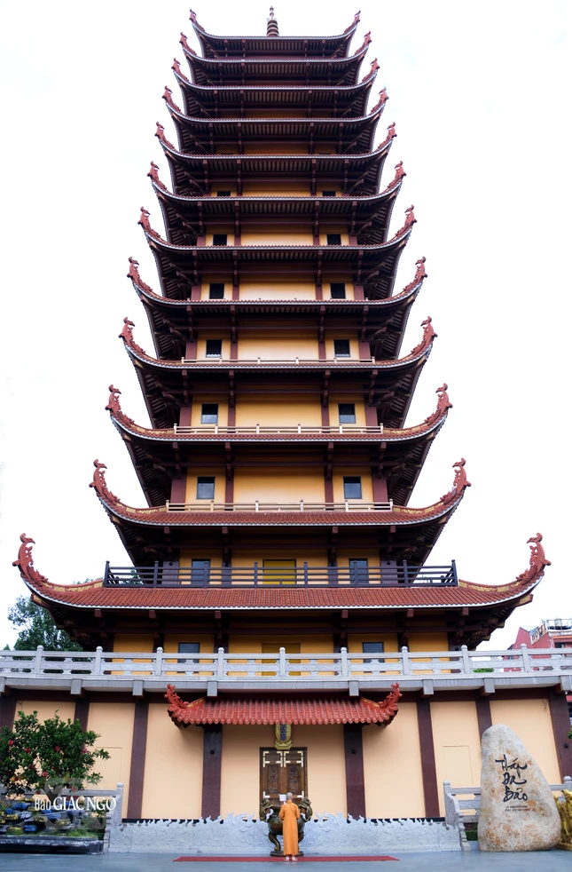 Tháp Đa Bảo được tôn tạo nhằm tôn trí xá-lợi Trái tim Bồ-tát Thích Quảng Đức; tháp cao 13 tầng, 63 mét, tọa lạc bên phải Việt Nam Quốc Tự (từ trong nhìn ra đường 3/2) - Ảnh: Bảo Toàn Tháp Đa Bảo được tôn tạo nhằm tôn trí xá-lợi Trái tim Bồ-tát Thích Quảng Đức; tháp cao 13 tầng, 63 mét, tọa lạc bên phải Việt Nam Quốc Tự (từ trong nhìn ra đường 3/2) - Ảnh: Bảo Toàn