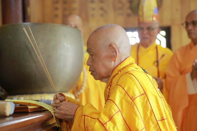 Trưởng lão Hòa thượng Thích Đức Thanh niêm hương bạch Phật