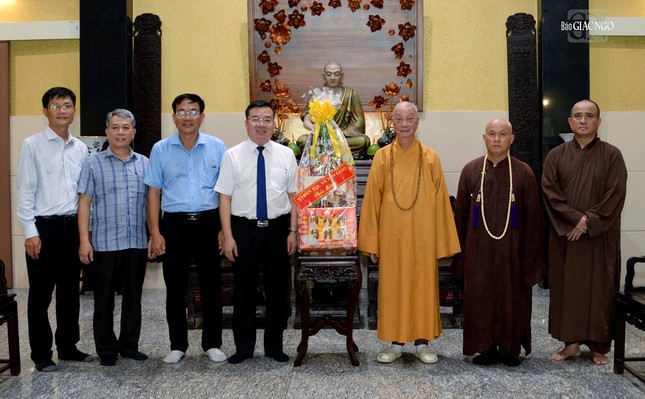 Tân Giám đốc Sở Dân tộc và Tôn giáo TP.HCM Nguyễn Văn Đồng và phái đoàn thăm, chào Đức Pháp chủ GHPGVN