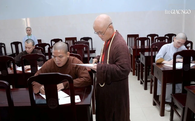 Sau nghi thức khai mạc, Tăng Ni thí sinh bắt đầu môn thi đầu tiên là Phật học