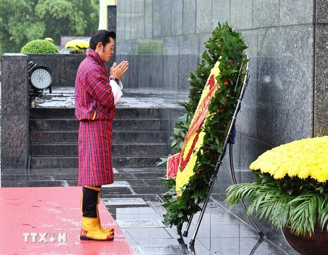 Quốc vương Bhutan Jigme Khesar Namgyel Wangchuck đặt vòng hoa viếng Chủ tịch Hồ Chí Minh - Ảnh: TTXVN