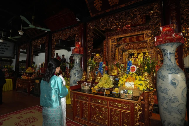 Hoàng hậu Bhutan thành kính lễ Tổ tại chùa Trấn Quốc