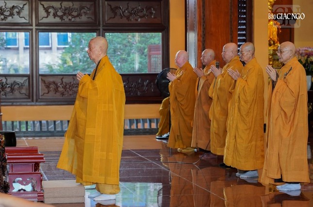 Cùng chư tôn đức đảnh lễ hồng danh chư Phật, chư Bồ-tát và lịch đại Tổ sư