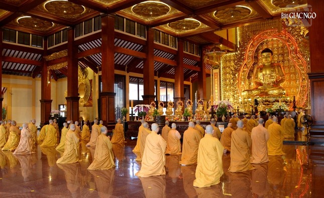 Lễ Bố-tát của chư Tăng tại chánh điện Việt Nam Quốc Tự sáng 29-6 nhuận (nhằm ngày 22-8-2025)