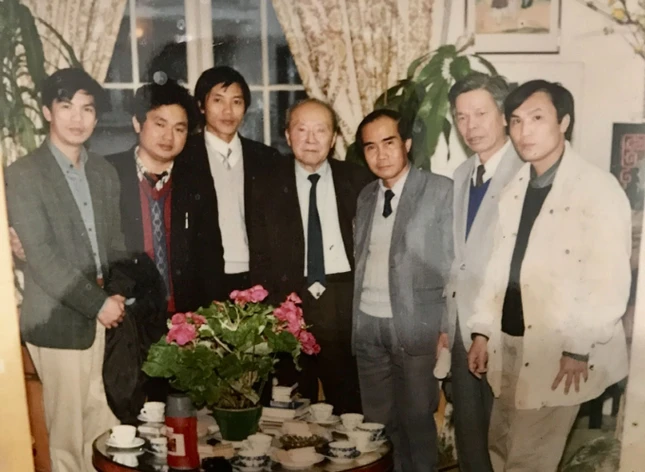 TS Võ Hồng Hải (ngoài cùng bên phải) cùng đoàn đại biểu tỉnh Hà Tĩnh chụp ảnh lưu niệm tại nhà GS Hoàng Xuân Hãn (người mặc áo vest đen đứng giữa) tại Paris, tháng 3-1995 - Ảnh: Võ Hồng Hải