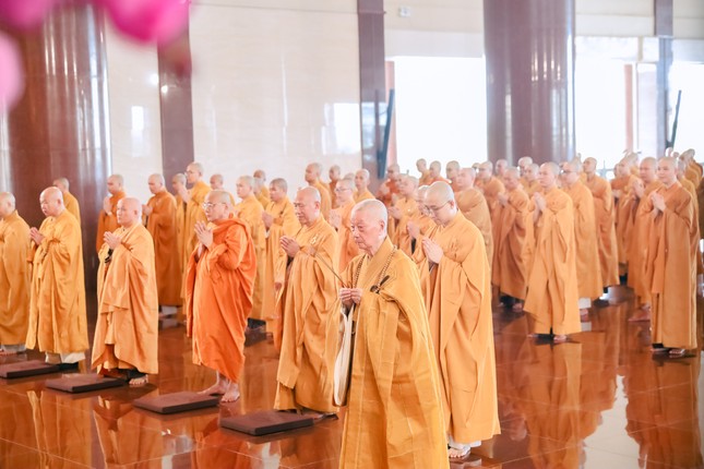 Đức Pháp chủ niêm hương, chứng minh Lễ tác pháp Tự tứ của Tăng Ni an cư nội trú tại Học viện và chùa Thanh Tâm phụ cận