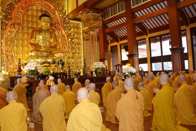 Chư tôn đức khánh tuế Đức Pháp chủ, chư tôn Trưởng lão Hòa thượng Hội đồng Chứng minh, chư tôn giáo phẩm Chứng minh Ban Trị sự GHPGVN TP.HCM