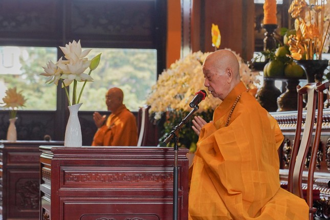 Đức Pháp chủ và Trưởng lão Hòa thượng Thích Minh Thông được cung thỉnh làm người nhận Tự tứ đáp từ sau lời tác bạch Đại chúng Tự tứ của chư Tăng