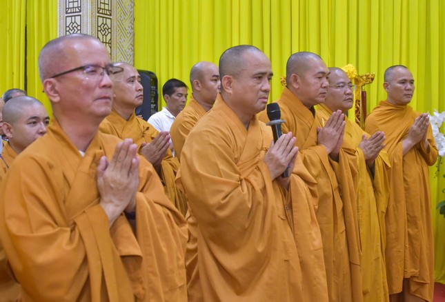 Thượng tọa Thích Tâm Hải đại diện đoàn phân ưu cùng môn đồ pháp quyến