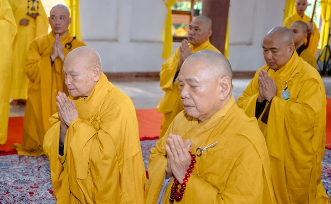 Trưởng lão Hòa thượng Thích Thiện Nhơn và Trưởng lão Hòa thượng Thích Thiện Pháp thành kính trước Giác linh đài Trưởng lão Hòa thượng Thích Minh Châu - Ảnh: Đăng Huy