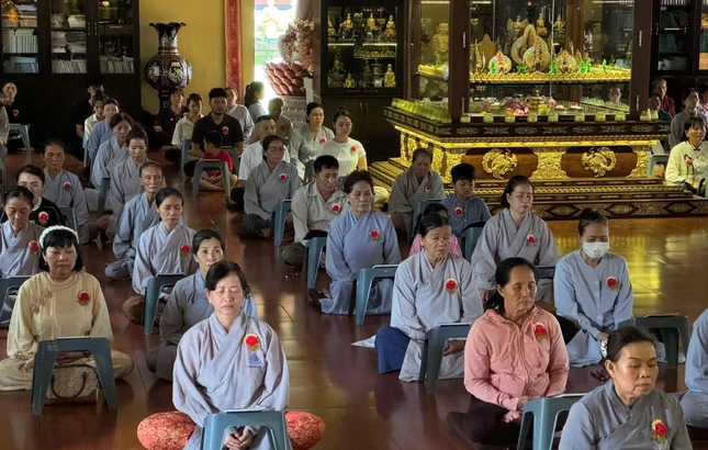 Phật tử về chùa dự lễ