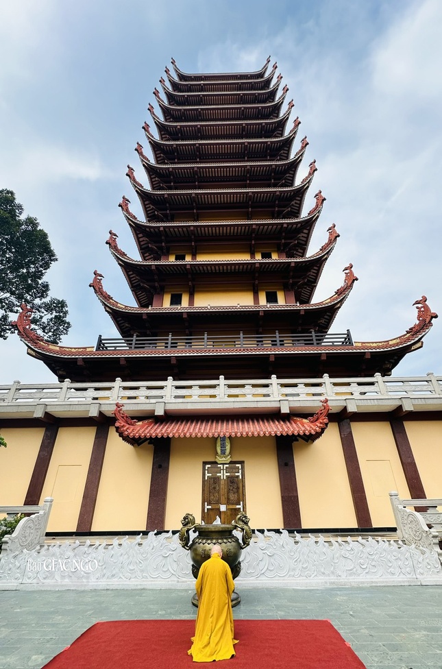 Trước tháp Đa Bảo, công trình kiến thiết kỷ niệm Pháp nạn 1963