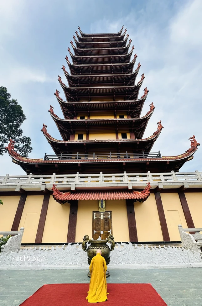 Trước tháp Đa Bảo, công trình kiến thiết kỷ niệm Pháp nạn 1963