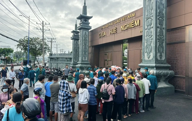 Bà con đến nhận quà Vu lan tại chùa Huê Nghiêm sáng 14-9