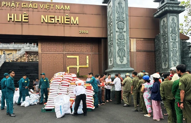 Mỗi phần quà gồm 10kg gạo và 500.000 đồng tiền mặt