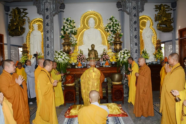 Nghi lễ truyền thống tại chánh điện chùa Thạch Hãn Nghi lễ truyền thống tại chánh điện chùa Thạch Hãn