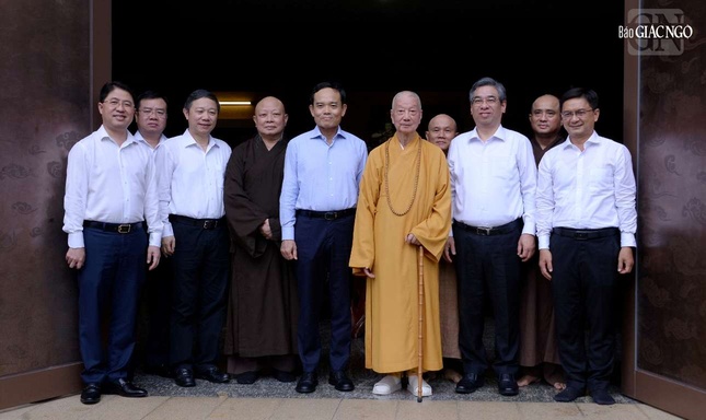 Đức Pháp chủ GHPGVN chụp hình lưu niệm với Bí thư Thành ủy TP.HCM Trần Lưu Quang và các vị lãnh đạo Thành phố