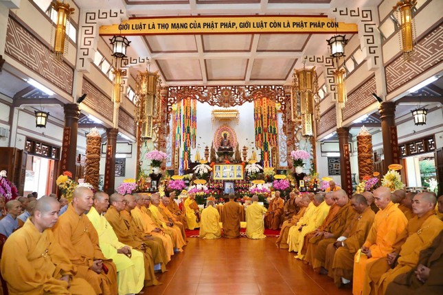 Buổi lễ tại chánh điện chùa Long Sơn