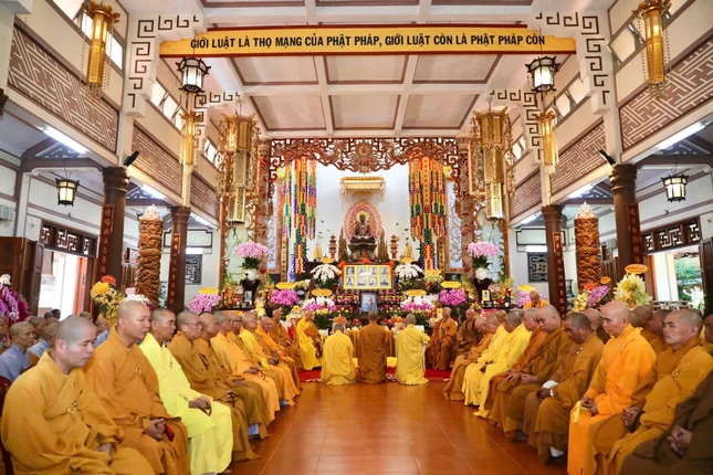 Buổi lễ tại chánh điện chùa Long Sơn Buổi lễ tại chánh điện chùa Long Sơn