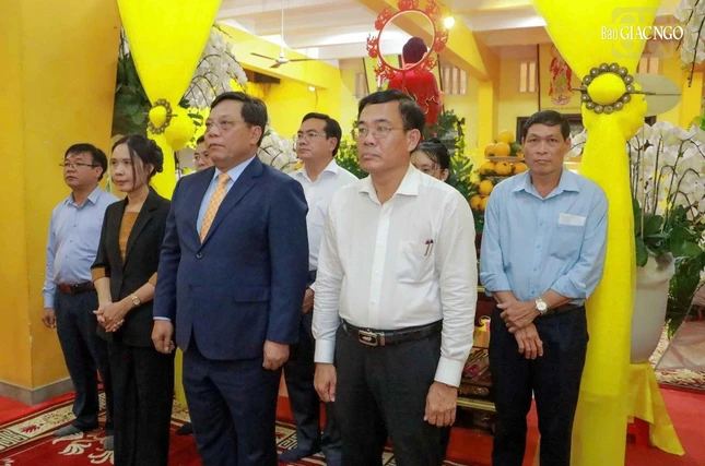 Thứ trưởng Nguyễn Hải Trung dẫn đầu phái đoàn Bộ Dân tộc và Tôn giáo, Ban Tôn giáo Chính phủ viếng tang