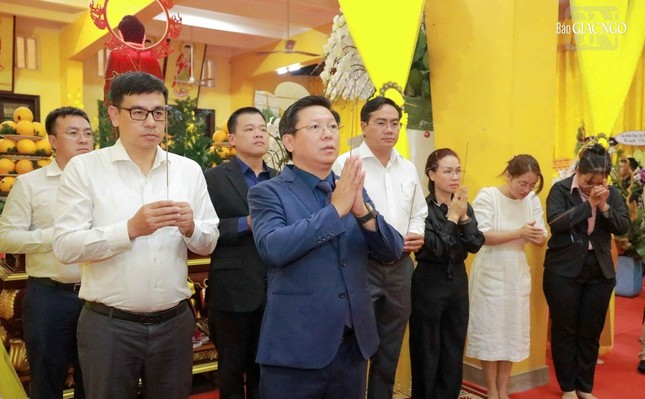 Phái đoàn Ban Tuyên giáo và Dân vận Trung ương do ông Trần Thanh Lâm, Phó Trưởng ban dẫn đầu dâng hương tưởng niệm