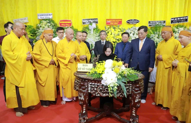 Phó Chủ tịch Quốc hội Nguyễn Thị Thanh ghi sổ tang lưu niệm