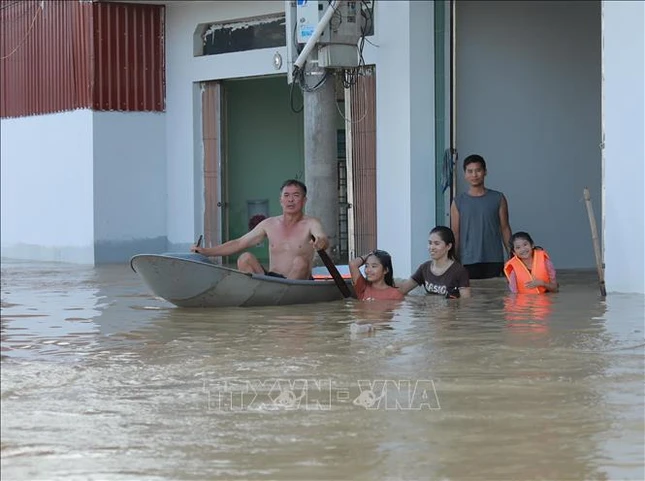 Nước ngập sâu, khiến hàng trăm hộ dân phường Vân Hà, tỉnh Bắc Ninh bị cô lập - Ảnh: Phan Phương/TTXVN