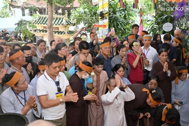 Tăng Ni, Phật tử và đồng bào địa phương đến bái biệt vị Thầy khả kính gắn bó 40 năm qua
