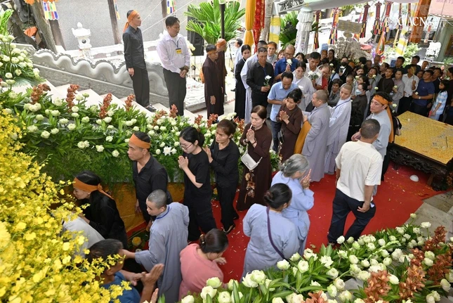 Kim quan Trưởng lão Hòa thượng được cung thỉnh về Linh Phong Thiền Uyển, trú xứ do ngài khai sơn, và nhập tháp tại đây