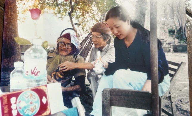 Người đi nhưng ký ức về cuộc tao ngộ vẫn còn mãi... (ảnh tác giả cùng nhà thơ Trụ Vũ với thi sĩ Bùi Giáng do nghệ sĩ Kim Cương chụp)