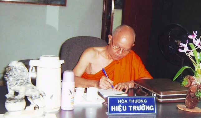 Trưởng lão Hòa thượng Thích Từ Thông được Ban Trị sự Thành hội Phật giáo bổ nhiệm Hiệu trưởng Trường Cơ bản Phật học TP.HCM (nay là Trường Trung cấp Phật học TP.HCM) từ lúc thành lập (1988) và đảm nhiệm chức vụ này cho đến ngày viên tịch Trưởng lão Hòa thượng Thích Từ Thông được Ban Trị sự Thành hội Phật giáo bổ nhiệm Hiệu trưởng Trường Cơ bản Phật học TP.HCM (nay là Trường Trung cấp Phật học TP.HCM) từ lúc thành lập (1988) và đảm nhiệm chức vụ này cho đến ngày viên tịch