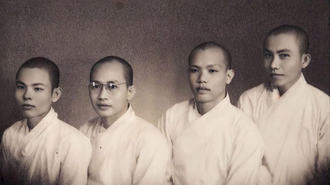 Trưởng lão Hòa thượng Thích Từ Thông với các đồng đạo Thiền Định, Huyền Vi, Thanh Từ thời thanh niên Tăng