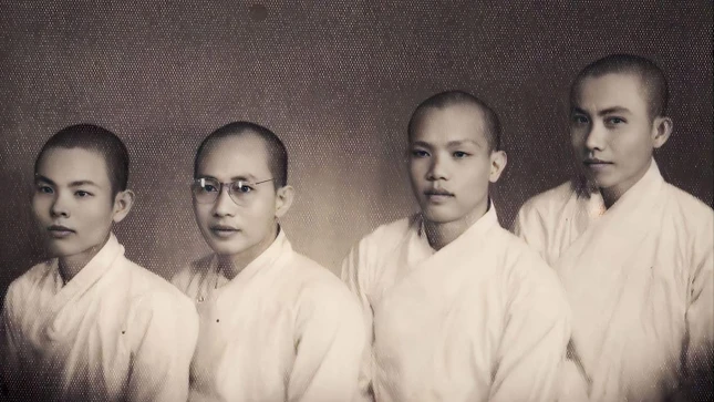 Trưởng lão Hòa thượng Thích Từ Thông với các đồng đạo Thiền Định, Huyền Vi, Thanh Từ thời thanh niên Tăng Trưởng lão Hòa thượng Thích Từ Thông với các đồng đạo Thiền Định, Huyền Vi, Thanh Từ thời thanh niên Tăng