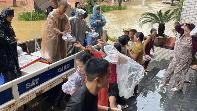 Cả người trao và người nhận đều hoan hỷ trong những ngày khó khăn vì lũ lụt - Ảnh: Diệu Trạm