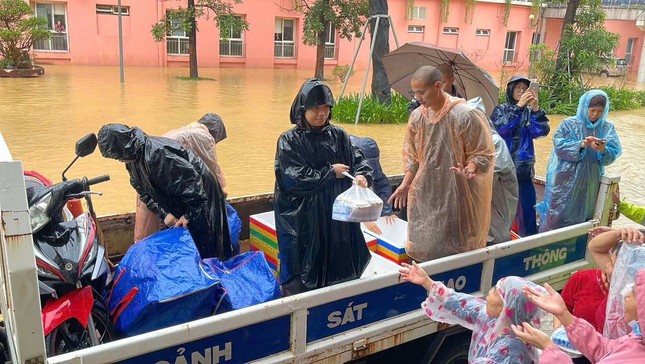 Xe cảnh sát hỗ trợ đưa chư Ni đi trao quà đến bà con những nơi bị lụt cách ly Xe cảnh sát hỗ trợ đưa chư Ni đi trao quà đến bà con những nơi bị lụt cách ly