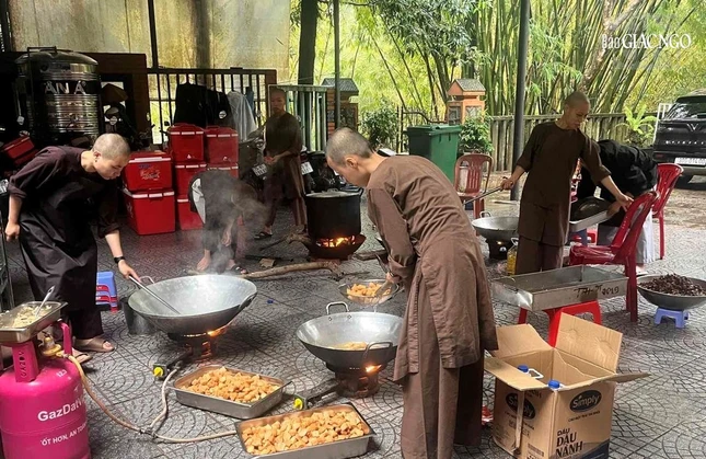Chư Ni đứng bếp, làm việc theo nhóm để làm thức ăn chia sẻ bà con những nơi ngập lụt
