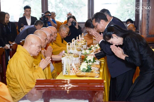 Bà Đại sứ đặc mệnh toàn quyền Vương quốc Thái Lan tại Hà Nội và các quan chức, lãnh đạo trong nghi thức dâng y cúng dường lên chư vị Trưởng lão