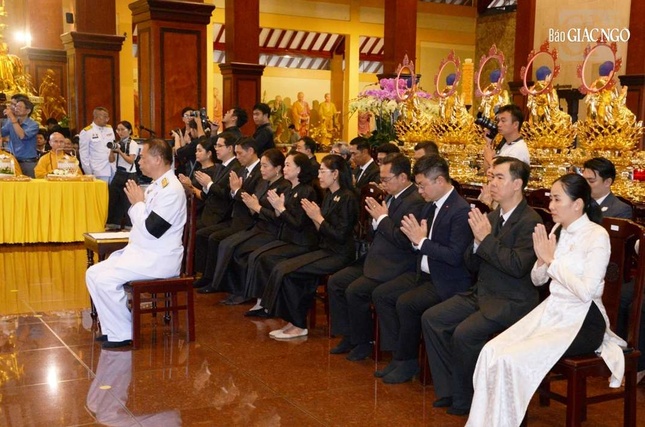 Đại diện Bộ Ngoại giao, Đại sứ quán, Tổng lãnh sự và các tổ chức ngoại giao Vương quốc Thái Lan cùng lãnh đạo các cơ quan chức năng TP.HCM tham dự lễ dâng y