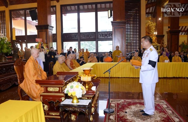 Thứ trưởng Ngoại giao Vương quốc Thái Lan Vijavat Isarabhakdi, chủ lễ, tác bạch dâng y