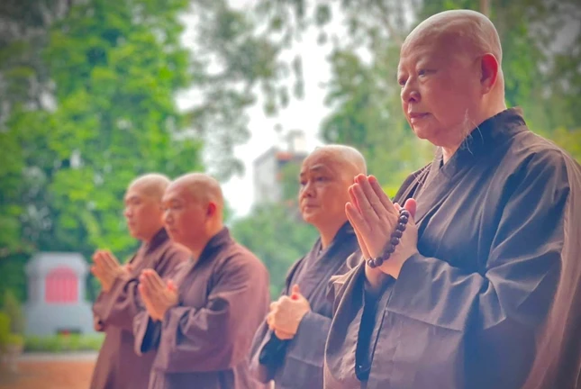 Hòa thượng Thích Lệ Trang cùng chư tôn đức và Chủ tịch Ủy ban MTTQVN P.Hòa Hưng dâng hương cầu nguyện trước đài tưởng niệm, mộ tập thể trong Công viên văn hóa Lê Thị Riêng