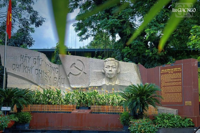 Đài tưởng niệm nơi chôn Tổng Bí thư Trần Phú trong Công viên văn hóa Lê Thị Riêng hiện nay