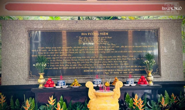 Bia tưởng niệm mộ chôn tập thể các chiến sĩ, liệt sĩ hy sinh trong trận tổng tiến công nổi dậy mùa Xuân Mậu Thân (1968), trong đó có liệt sĩ Lê Thị Riêng