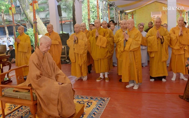 Hòa thượng Thích Lệ Trang thay mặt Ban Tổ chức tác bạch pháp sự lên Đức Pháp chủ