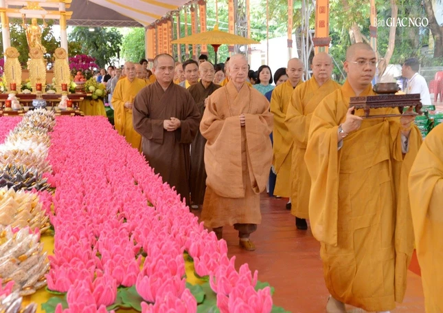 Đức Pháp chủ quang lâm đàn tràng Lễ tưởng niệm, cầu siêu các anh hùng, liệt sĩ, chiến sĩ và đồng bào đã an táng tại Nghĩa trang Đô Thành, nay là Công viên văn hóa Lê Thị Riêng