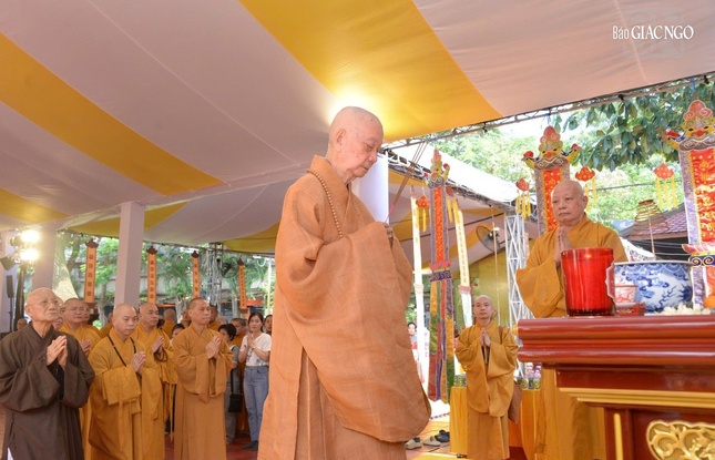 Đức Pháp chủ dâng hương cầu nguyện trước Phật đài