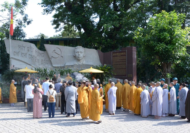 Trước khu mộ Tổng Bí thư Trần Phú