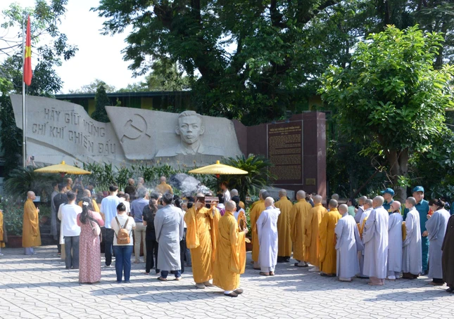 Trước khu mộ Tổng Bí thư Trần Phú