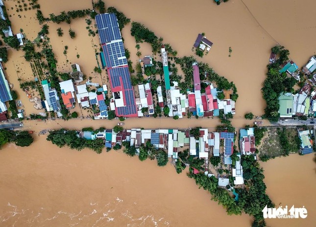 Một đoạn đường 21/8 phường Đô Vinh bị nước chia cắt, ảnh chụp lúc 17h