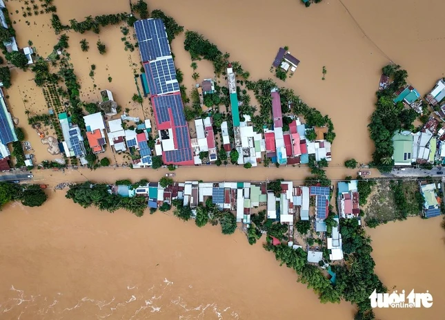 Một đoạn đường 21/8 phường Đô Vinh bị nước chia cắt, ảnh chụp lúc 17h Một đoạn đường 21/8 phường Đô Vinh bị nước chia cắt, ảnh chụp lúc 17h