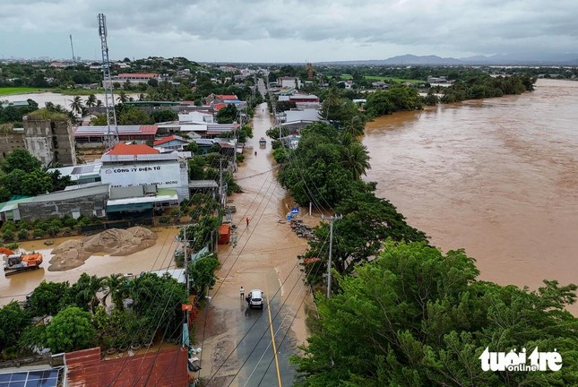 Dù nước đã rút hơn 1m nhưng khu vực Ninh Quý, ven sông Dinh Phan Rang vẫn bị ngập sâu.